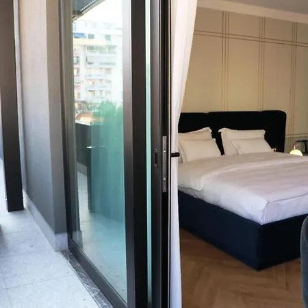 Moncafe Boutique And 5* Τίρανα